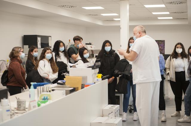 Estudiants de l’INS Pedraforca visiten el Laboratori Clínic Territorial Metropolitana Sud