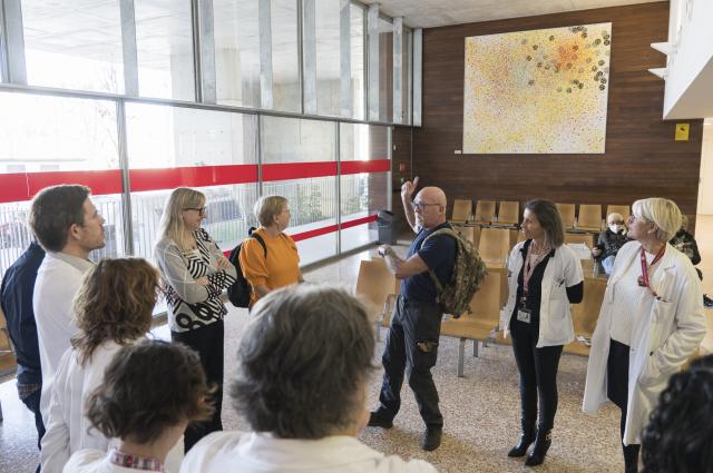 L’art abstracte arriba a la sala d’espera d’Urgències de l’HUB gràcies a la donació de Ferran Garcia Sevilla