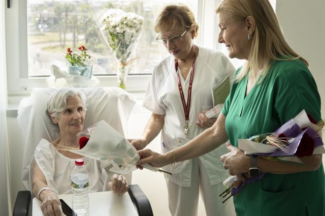 L’Hospital de Bellvitge celebra Sant Jordi amb roses per als pacients ingressats i el tercer conte col·laboratiu escrit per professionals del centre