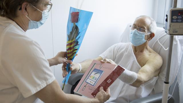 Sant Jordi 2022 amb els pacients a l'Hospital de Bellvitge