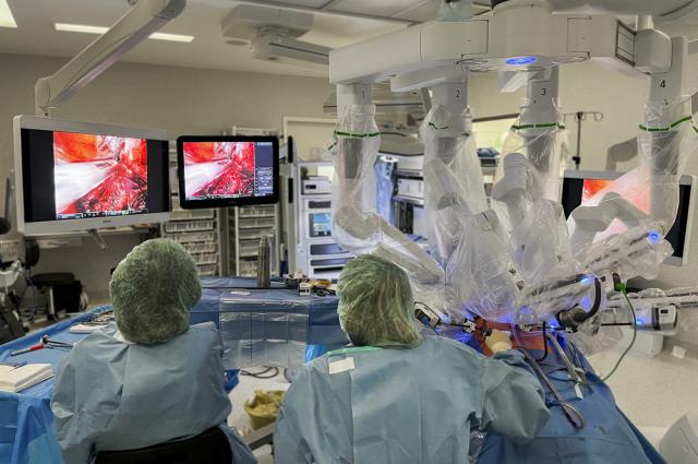 L’Hospital de Bellvitge esdevé el primer centre en arribar a les 1.000 cirurgies robòtiques de ginecologia a tot l’Estat 