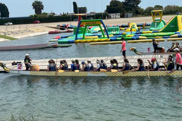 Pacients i professionals de la Unitat de Càncer de Mama HUB-ICO promouen la pràctica de rem Dragon Boat en un festival solidari 