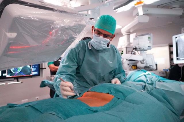 El Servei Estès de Neurocirurgia Bellvitge - Joan XXIII introdueix a Tarragona una nova tècnica mínimament invasiva