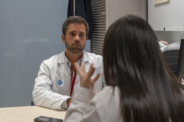 L’Hospital de Bellvitge dissenya i implanta una pròtesi pionera per recuperar la funcionalitat i la simetria de la mandíbula d’una pacient