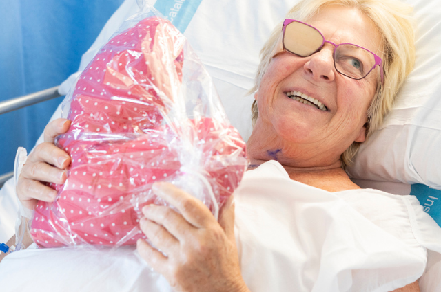 Una abraçada en forma de cor per a dones amb càncer de mama a l’Hospital de Bellvitge