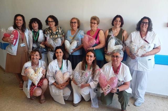 Una abraçada en forma de cor per a dones amb càncer de mama a l’Hospital de Bellvitge