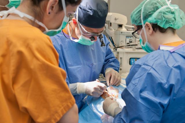 Intervenció quirúrgica d'Oftalomologia a l'Hospital de Bellvitge