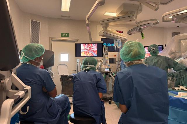 L’Hospital de Bellvitge impulsa el primer curs estatal de trasplantament renal robòtic