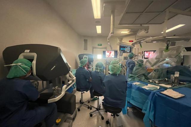 L’Hospital de Bellvitge impulsa el primer curs estatal de trasplantament renal robòtic