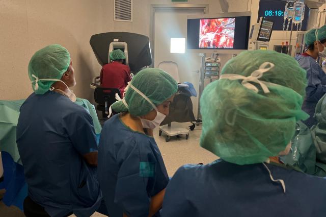 L’Hospital de Bellvitge impulsa el primer curs estatal de trasplantament renal robòtic