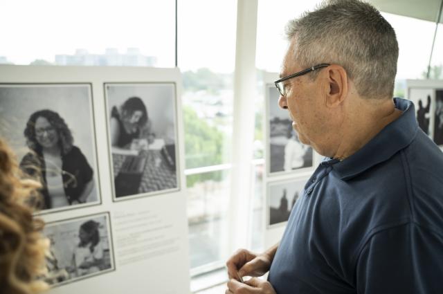 Històries de vida de persones ostomitzades en una exposició a l’Hospital de Bellvitge