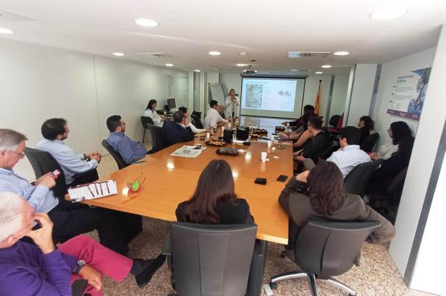 Un grup d’estudiants del màster d’Administració en Salut de la Universitat de Xile visiten l’Hospital de Bellvitge