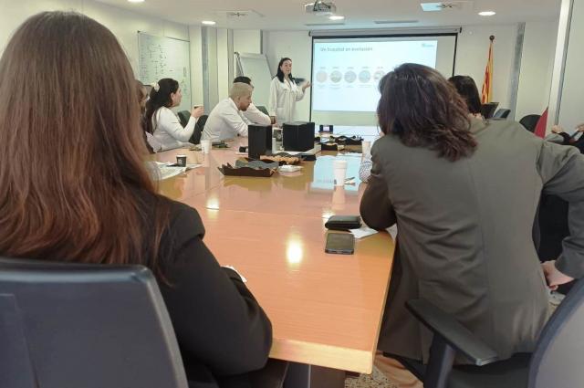 Un grup d’estudiants del màster d’Administració en Salut de la Universitat de Xile visiten l’Hospital de Bellvitge