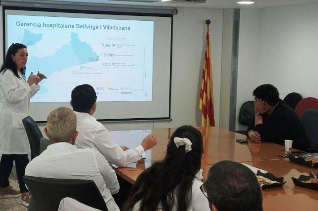 Un grup d’estudiants del màster d’Administració en Salut de la Universitat de Xile visiten l’Hospital de Bellvitge