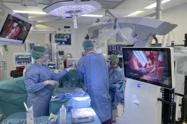 Bellvitge forma especialistes europeus en les cirurgies cerebrals que permeten operar amb la persona desperta