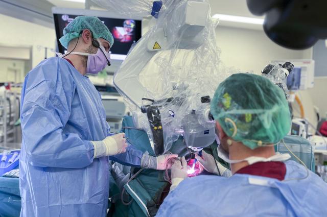 Bellvitge forma especialistes europeus en les cirurgies cerebrals que permeten operar amb la persona desperta