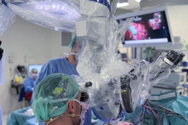 Bellvitge forma especialistes europeus en les cirurgies cerebrals que permeten operar amb la persona desperta