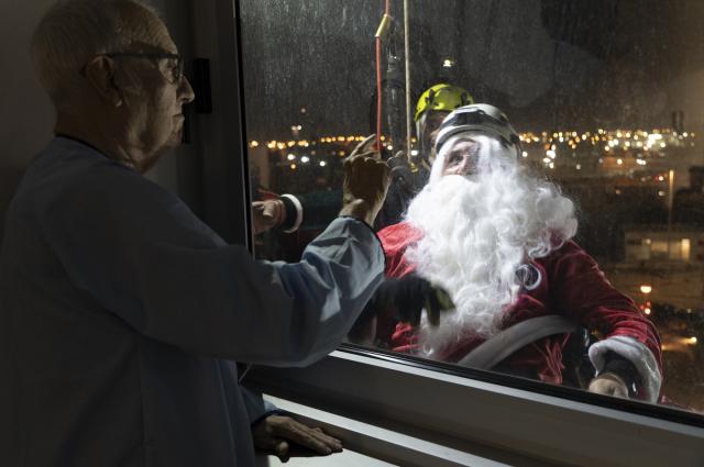La baixada del Pare Noel per la façana, emocionant colofó de les celebracions del Nadal a l’HUB