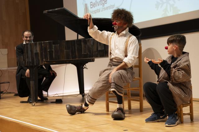 La baixada del Pare Noel per la façana, emocionant colofó de les celebracions del Nadal a l’HUB