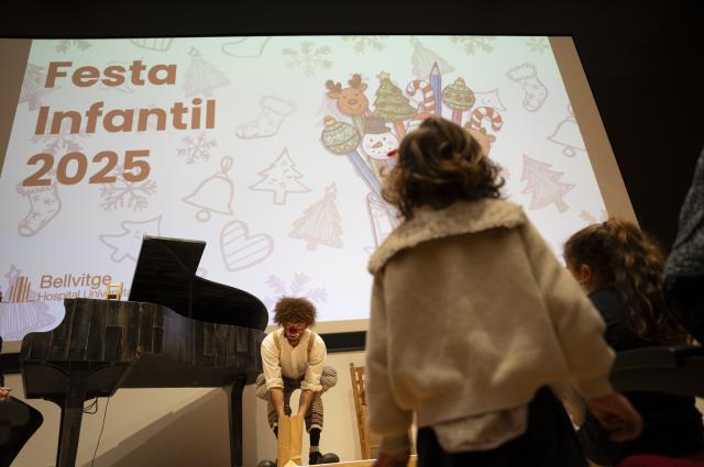 La baixada del Pare Noel per la façana, emocionant colofó de les celebracions del Nadal a l’HUB