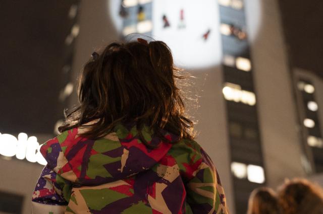 La baixada del Pare Noel per la façana, emocionant colofó de les celebracions del Nadal a l’HUB