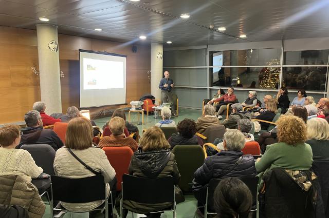 Descobrint la microbiota intestinal: èxit de la xerrada del Dr. Guardiola a la Biblioteca Bellvitge