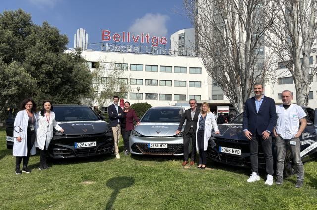 L’Hospital de Bellvitge incorpora tres nous vehicles elèctrics per a l’hospitalització domiciliària gràcies a la Fundació SEAT CUPRA 