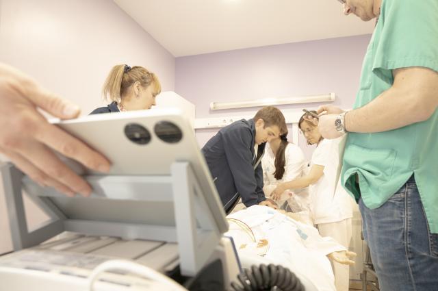 L’Hospital impulsa una formació interdisciplinària amb simulació avançada per millorar la resposta davant l’aturada cardíaca