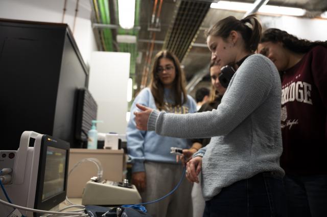 Estudiants de la UPC visiten la Unitat d’Electromedicina i Enginyeria Biomèdica