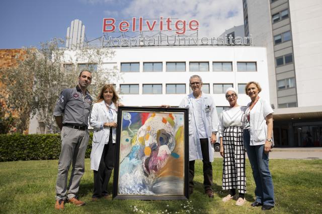 Una pacient dona un de les seves pintures més preuades a l’Hospital de Bellvitge