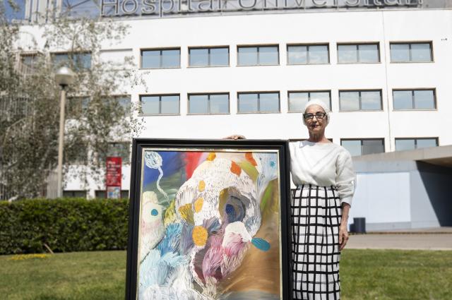 Una pacient dona un de les seves pintures més preuades a l’Hospital de Bellvitge