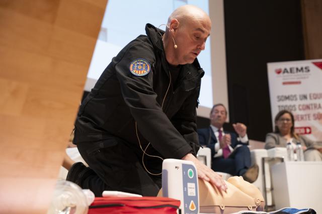 Professionals, pacients i famílies debaten a l’Hospital de Bellvitge com continuar reduint l’impacte letal de la mort sobtada