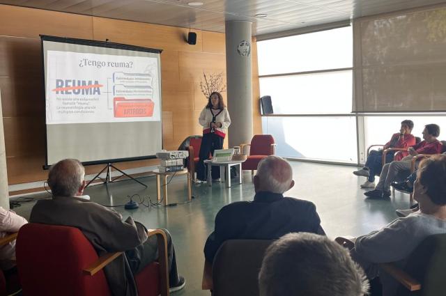 L’Hospital de Bellvitge resol dubtes sobre l’artrosi en una nova sessió del cicle “Disculpi, tinc un dubte...” a la Biblioteca de Bellvitge