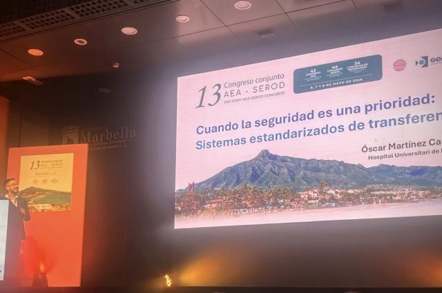 L’infermer Óscar Martínez representa la infermeria quirúrgica de l’HUB al congrés estatal de l’AEA-SEROD
