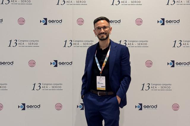L’infermer Óscar Martínez representa la infermeria quirúrgica de l’HUB al congrés estatal de l’AEA-SEROD