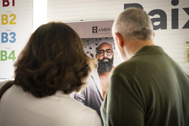 Una exposició apropa la realitat quotidiana de les persones amb miastènia
