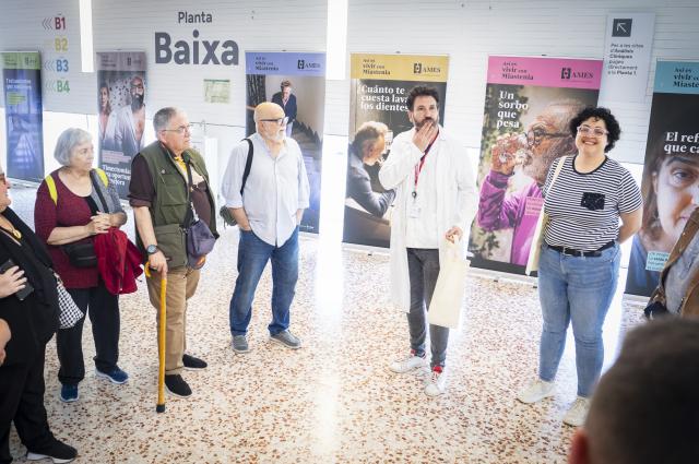 Una exposició apropa la realitat quotidiana de les persones amb miastènia