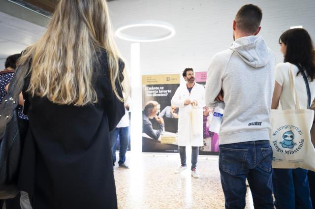 Una exposició apropa la realitat quotidiana de les persones amb miastènia