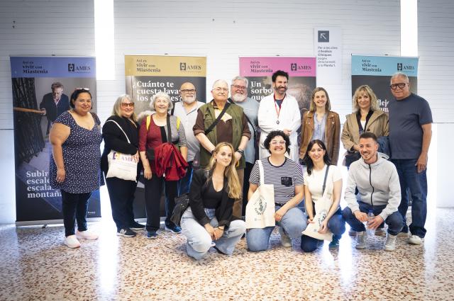 Una exposició apropa la realitat quotidiana de les persones amb miastènia