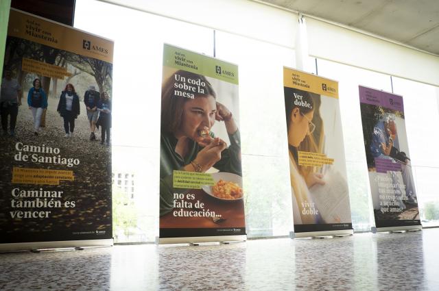 Una exposició apropa la realitat quotidiana de les persones amb miastènia