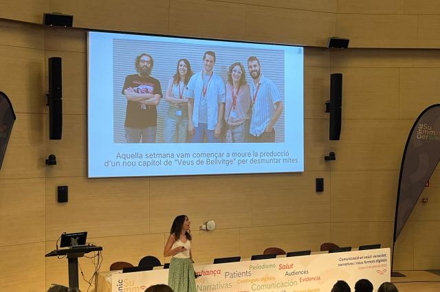Esther del Campo presenta "Veus de Bellvitge. El pòdcast com a eina de salut pública" durant la Clínic Barcelona Summer School.