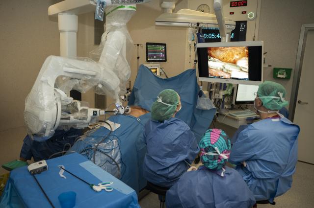 La cirurgia robòtica es multiplica per set a Catalunya des de 2018, amb l’Hospital de Bellvitge com un dels grans responsables