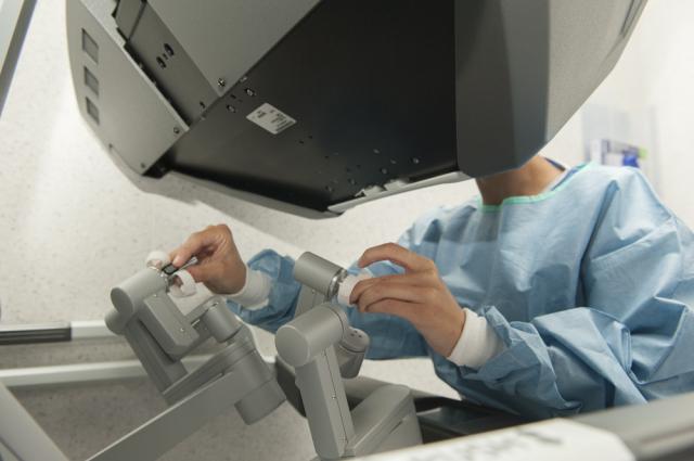 La cirurgia robòtica es multiplica per set a Catalunya des de 2018, amb l’Hospital de Bellvitge com un dels grans responsables
