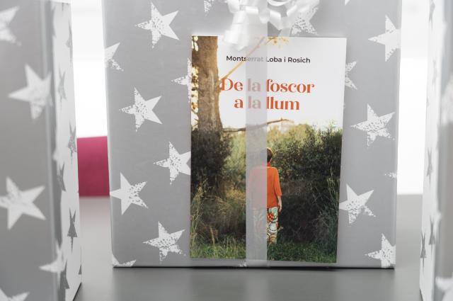 Montserrat Loba dona 90 exemplars del seu llibre “De la foscor a la llum” a l’Hospital de Bellvitge