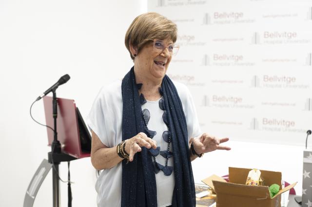 Montserrat Loba dona 90 exemplars del seu llibre “De la foscor a la llum” a l’Hospital de Bellvitge