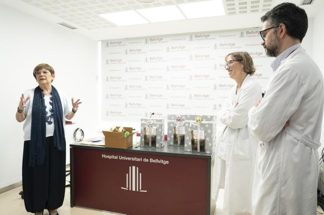Montserrat Loba dona 90 exemplars del seu llibre “De la foscor a la llum” a l’Hospital de Bellvitge