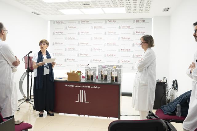 Montserrat Loba dona 90 exemplars del seu llibre “De la foscor a la llum” a l’Hospital de Bellvitge