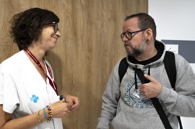 - Quan comencen els teus problemes de cor?   Em van detectar la insuficiència cardíaca l’any 2018. Tot es va desencadenar a partir d’una dieta que estava fent per perdre pes, quan de cop i volta fent règim em vaig engreixar 8 o 10 quilos en una setmana. No entenia que estava passant, i a més a la feina portava uns dies molt esgotat. El detonant final fou que em vaig inflar moltíssim. Era tot líquid i les cames gairebé no m’entraven als pantalons. I vaig sortir d’Urgències amb la insuficiència cardíaca diagn