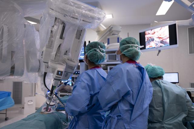 L’Hospital de Bellvitge realitza el primer trasplantament renal a Europa amb cirurgia robòtica d’una única incisió