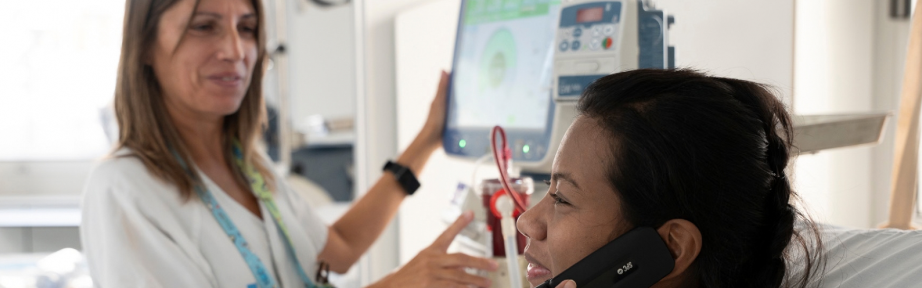 L’Hospital de Bellvitge millora el benestar dels pacients de diàlisi amb lectures telefòniques mentre reben el tractament